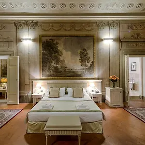 https://palazzo-guicciardini.it-tuscanyhotel.com